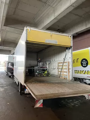 トラックに資材を積載していますの画像