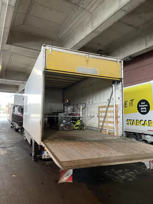 トラックに資材を積載していますの画像