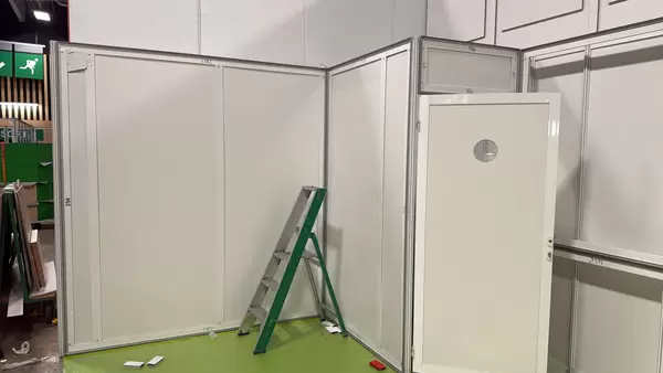 パリでブース設営中ですの画像